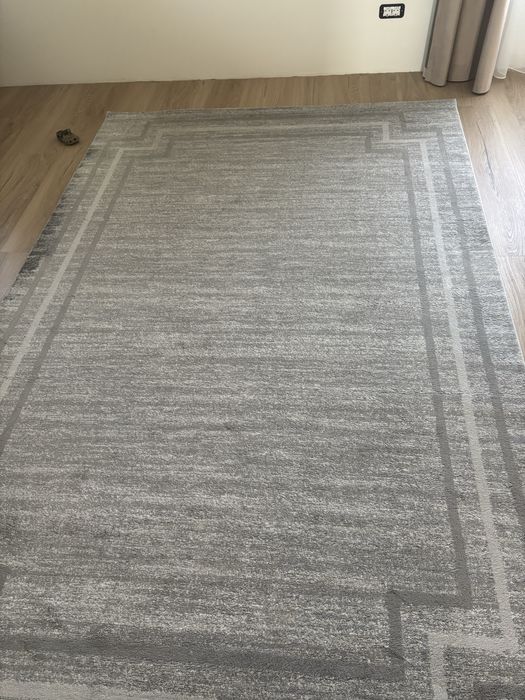 Covor gri putin folosit