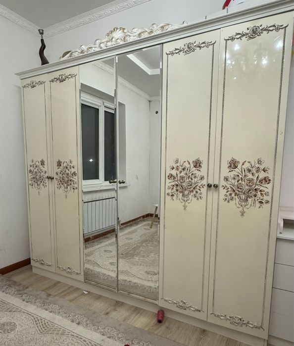 Шкаф тумбасымен сатылады