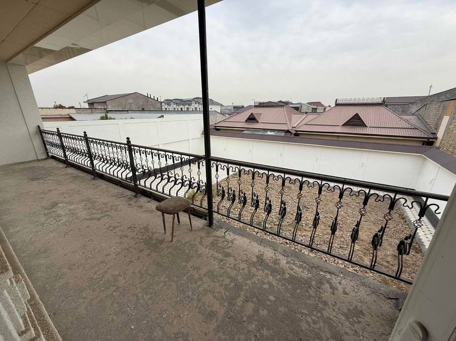 3 каватли 6 сотихли участка сотилади
8 хона 
4 та санузил 
3 уровен 
8