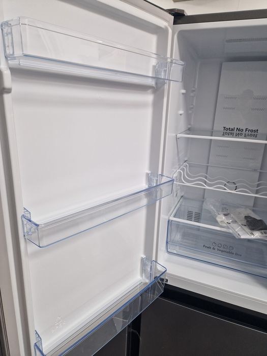 Хладилник с фризер Hisense A++ Нов 55 см