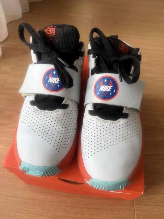 Nike Team Hustle nr. 37,5