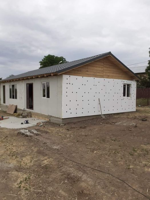 Case pe structura metalica și panouri servus