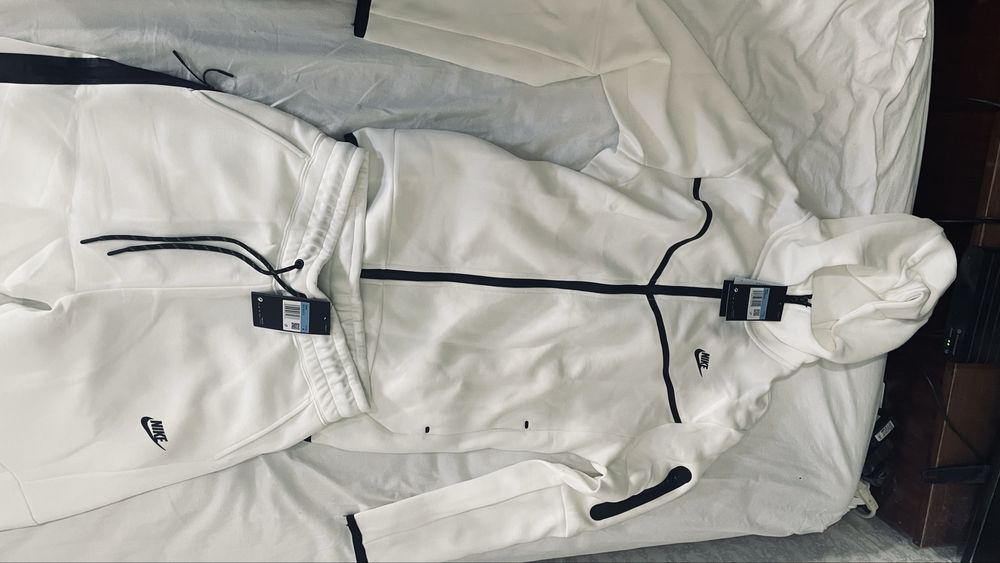Оригинален Nike tech fleece екип M Бял/ Горнище + долнище