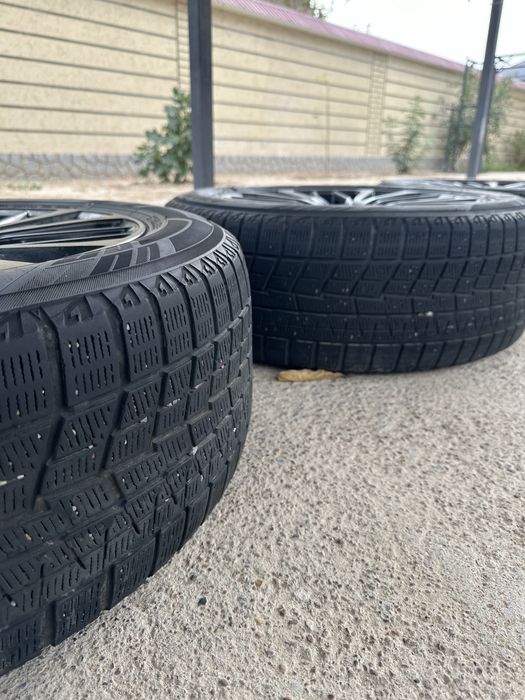 Продается диск с шинами на камри.