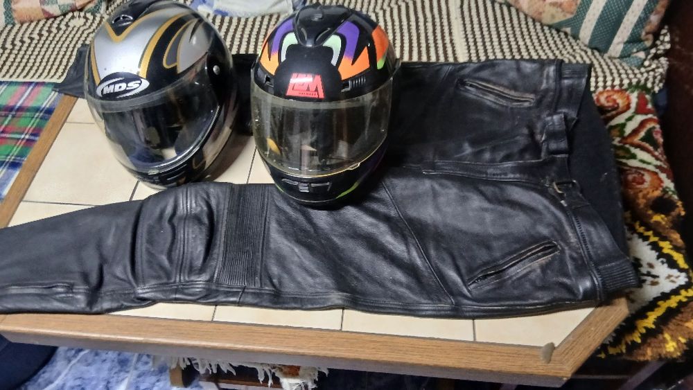 Pantaloni de piele căști moto