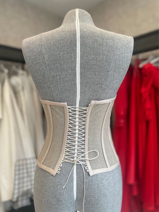 Corsete concepute pentru a evidenția talia și a susține bustul