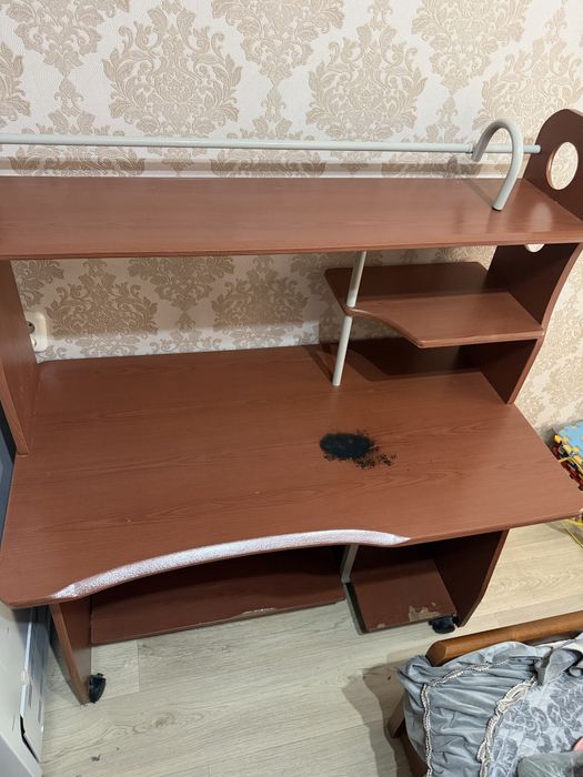 Продам компьютерный стол