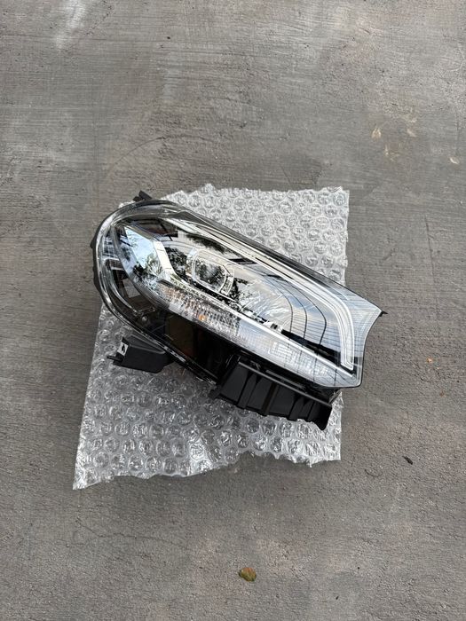Чисто нов фар за Мерцедес w470 x klass
