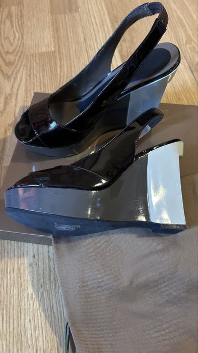 Sandale din piele lacuita, brand Lola Cruz, stare foarte buna