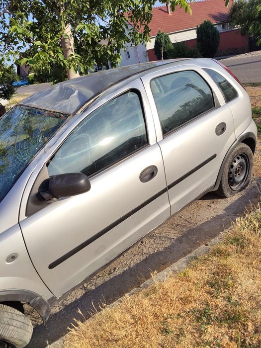 Opel Corsa avariat