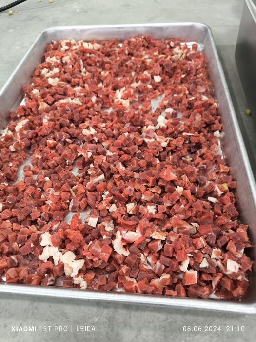 Музлаган гу́штларни кубик шаклида кессибберувчи ускуна