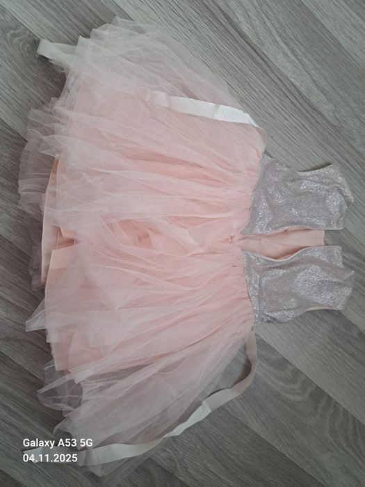 Продам платья девочковые