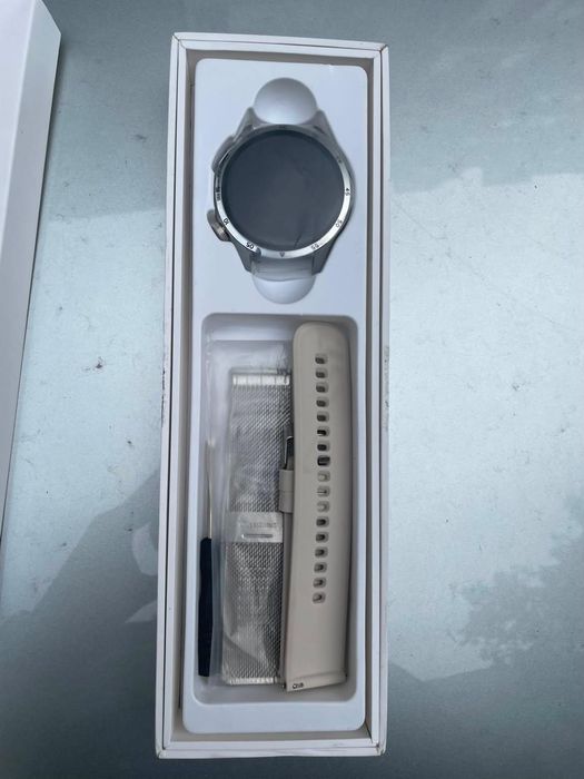 Ceas smartwatch in cutie