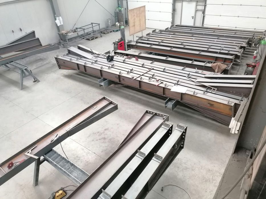 Vand hala metalica cu montaj fundatii pardoseli si panouri sandwich