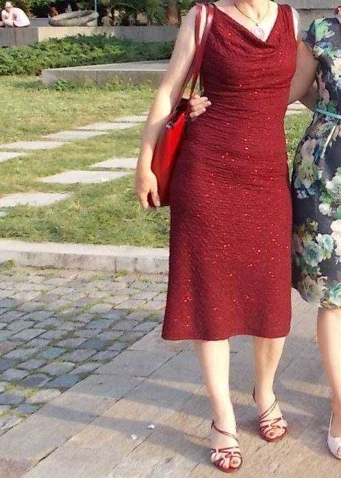 Дамска рокля с лек брокат