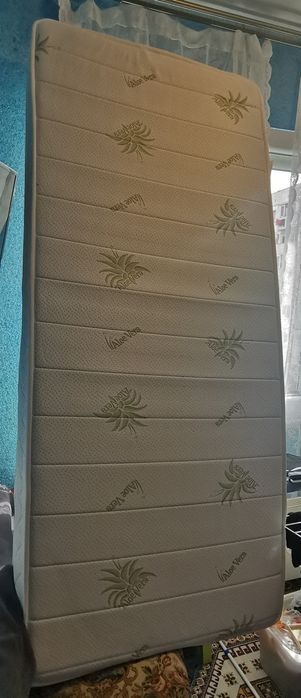 Продава се двулицев матрак 82/190