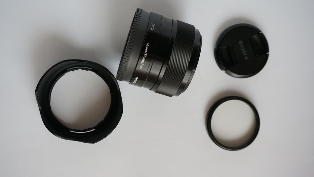 Обективът Sony E 35mm f/1.8 OSS (SEL35F18) оптична стабилизация