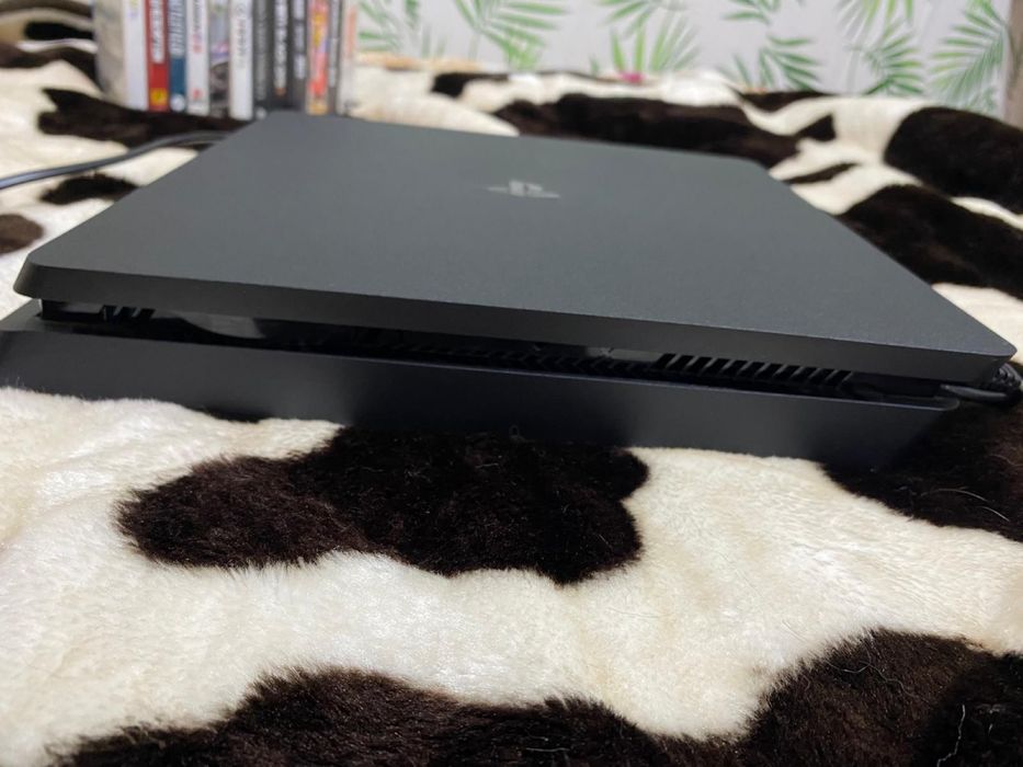 PlayStation 4 Slim 500GB + 2 controllere + 11 jocuri – stare foarte bună