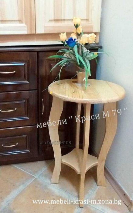 Масивна дървена масичка с два плота и колелца за лесно местене.Налична