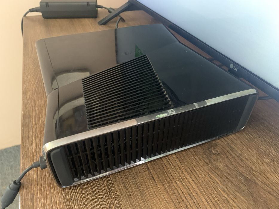 Vând Xbox 360 Slim + 2 Jocuri URGENT!