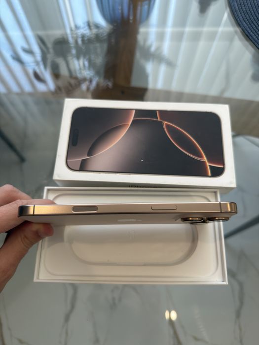 IPhone 16 Pro Max 256 GB ПЕРФЕКТЕН + кейс подарък