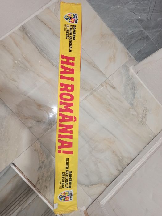 Fular cu Naționala României de fotbal semnat de Radu Drăgușin