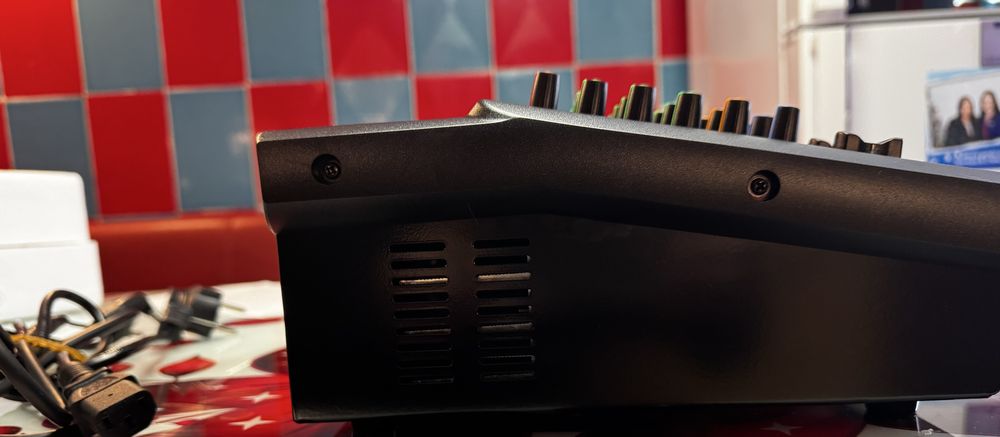 Mixer audio profesional TUM DM40 – 4 canale + USB, efecte digitale