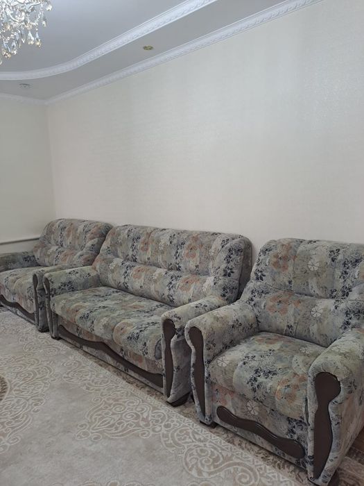 Продается диван с двумя креслами