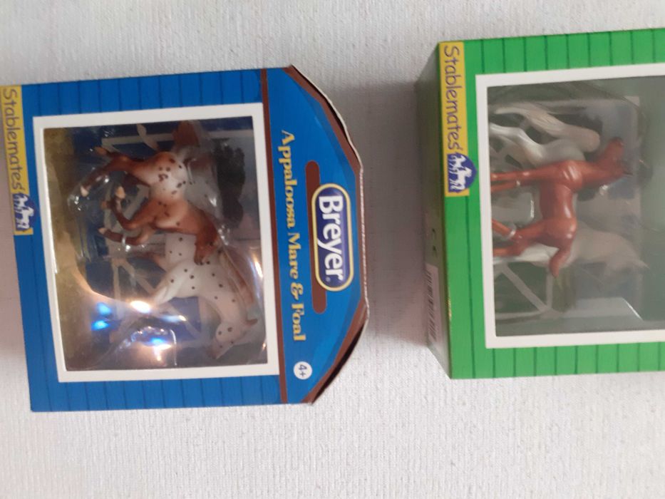 set figurine cai Breyer noi in cutie