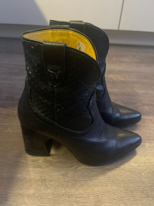 Продавам дамски боти от естествена кожа