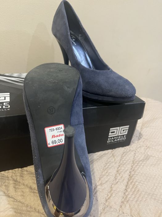 Елегантни дамски обувки на ток Bata – тъмносини