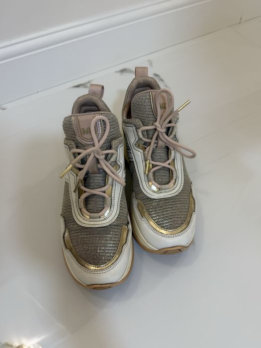 Продам женские кроссовки Michael Kors