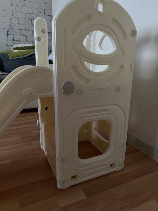 Продается детская горка и шезлонг.