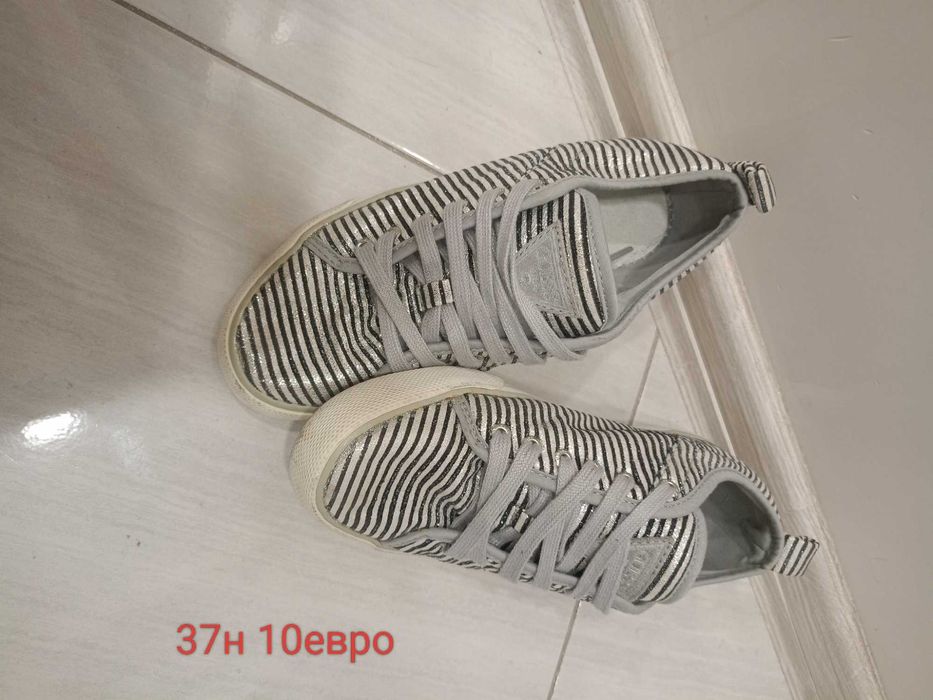 Обувки и чанти Guess