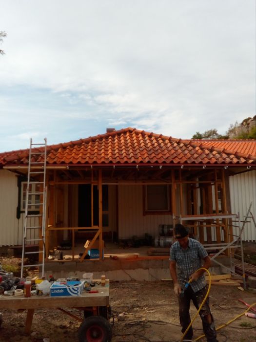 Executam lucrări de construcții, acoperișuri, terase și finisaje