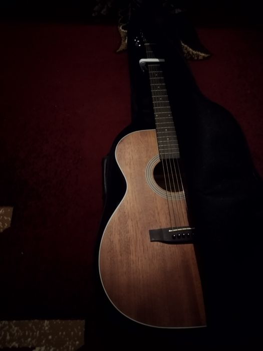 Orginal gitara sotiladi