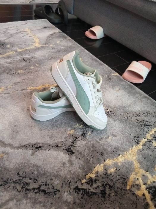 Vând adidași purtați