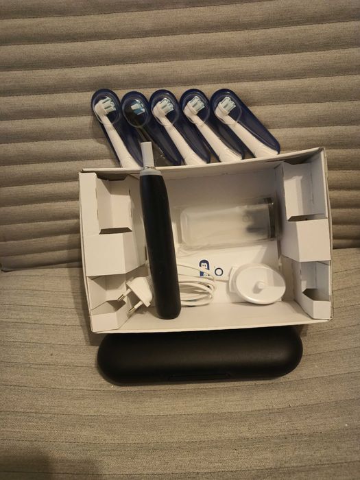 Periuta de dinti electrica Oral-B iO5 noua + set de 4 rezerve gentle care