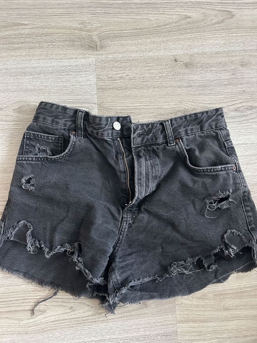 Къси дънкови панталонки и черна пола с панделка