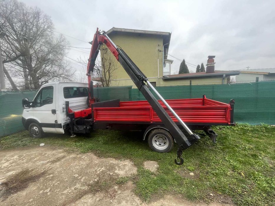 Предлага транспортни услуги със самосвал до 3,5 тона, оборудван с кран