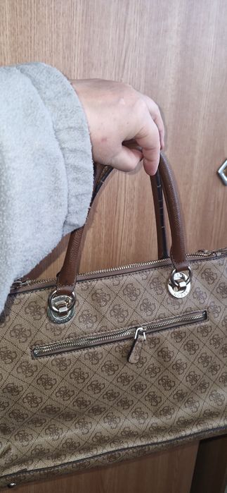 Geanta Guess est 1981