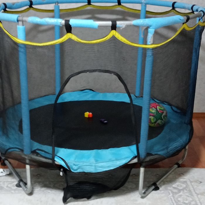 Батут для детей уникальный.