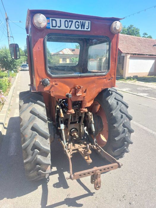Tractor universal 445-v