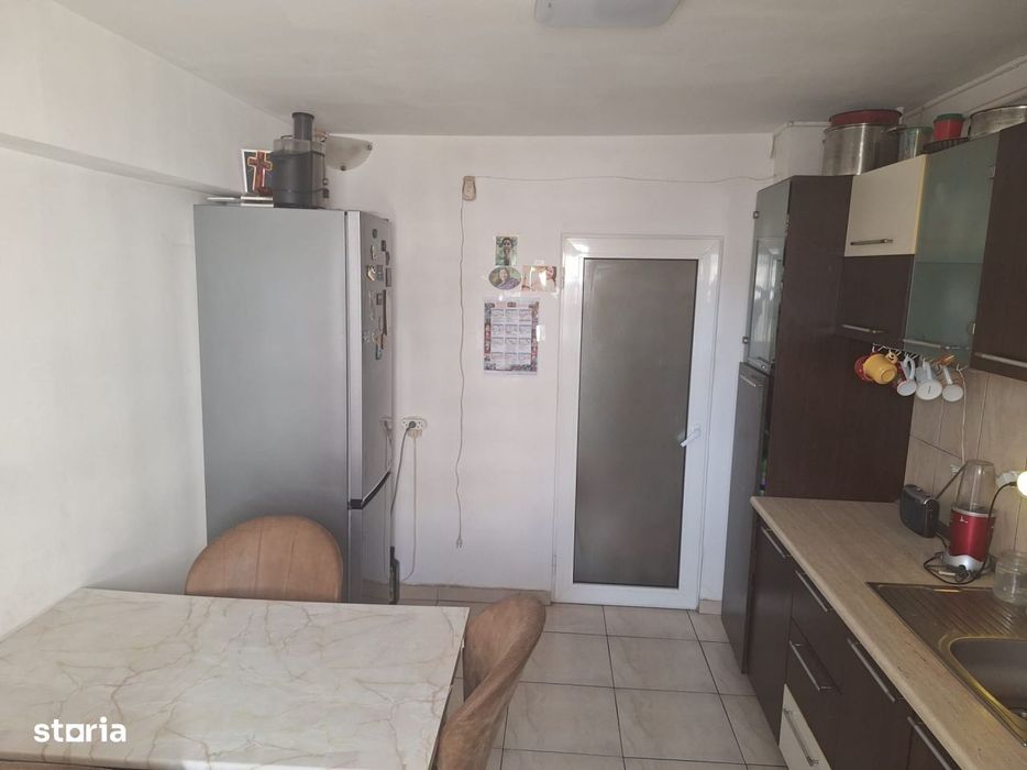 - Apartament 3 camere Calarasi 4, etaj 3. Suprafata 72mp.
