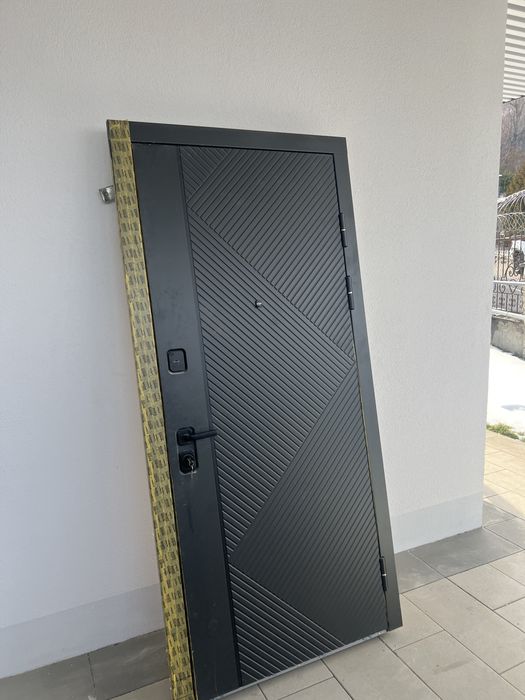 Входная железная дверь