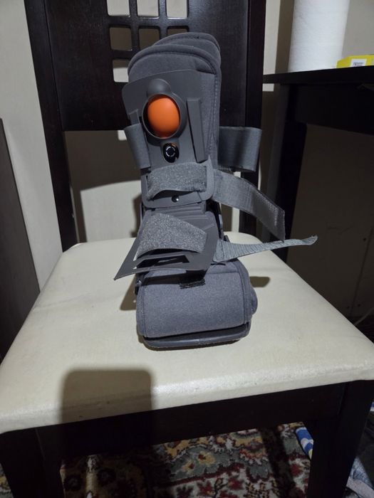 ортопедичен ботуш за ходене (за контузий)