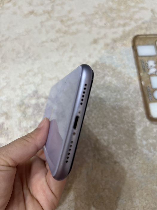 IPhone 11 с чехолом и кабелем