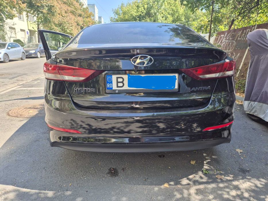 De vanzare Hyundai Elantra 1.6 MPi Highway 2017 Benzina Manuala culoare negru | Unic Proprietar | 2 Seturi Jante + Anvelope