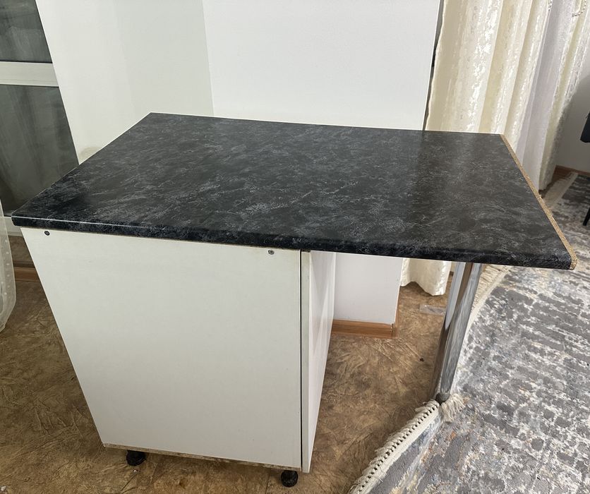 Прдам кухонный гарнитур с обеденным столом