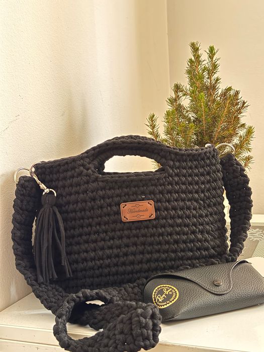 Geantă handmade croșetată, neagră, cu bretea lungă